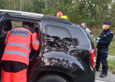 Policjant uratował mężczyznę, którego auto po kolizji stanęło w płomieniach.