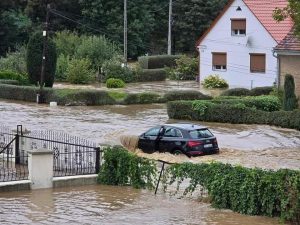 Nysa w obliczu katastrofy: mieszkańcy uciekają na wiadukt przed nadciągającą falą powodzi