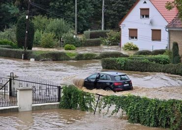 Nysa w obliczu katastrofy: mieszkańcy uciekają na wiadukt przed nadciągającą falą powodzi