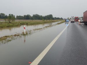 Powodzie paraliżują Polskę: 113 dróg zablokowanych, utrudnienia w kilku województwach