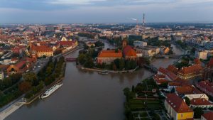 Fala kulminacyjna na Odrze dotarła do Brzegu Dolnego: Trwa walka z powodzią