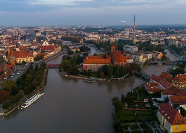 Fala kulminacyjna na Odrze dotarła do Brzegu Dolnego: Trwa walka z powodzią