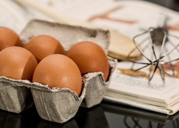 Czym różnią się jajka z wolnego wybiegu od tych ściółkowych? Ekspert wyjaśnia